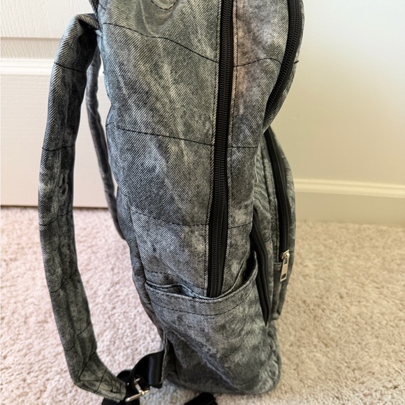 Backpack - Picture 2 of 6